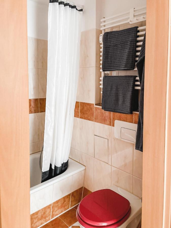 Schoene Wohnung, Eigene Terrasse, Privater Parkplatz, Wi-Fi, Waschmaschine, 3P เคมนิตซ์ ภายนอก รูปภาพ